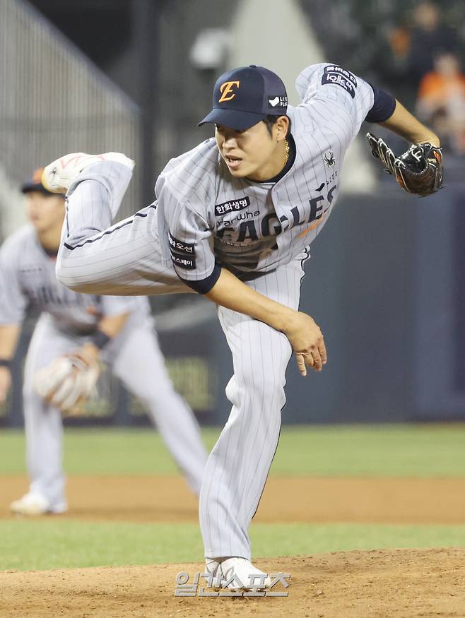 2025 KB0리그 프로야구 LG트윈스와 한화이글스의 경기가 26일 오후 서울 잠실야구장에서 열렸다. 5회말 2사 이태양이 구원등판해 공을 던지고 있다. 잠실=김민규 기자 mgkim1@edaily.co.kr /2025.03.26/