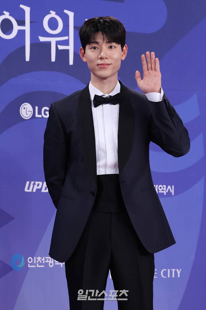 배우 배현성이 18일 오후 인천 중구 파라다이스시티에서 열린 제4회 청룡시리즈어워즈 레드카펫 행사에 참석해 포토타임을 갖고 있다. 인천=서병수 기자 qudtn@edaily.co.kr /2025.07.18/