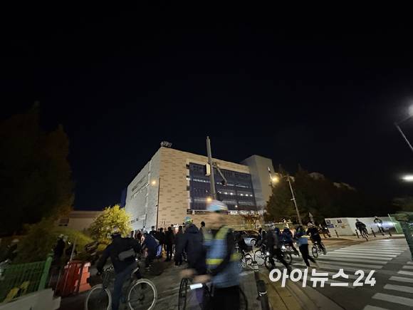 지난 19일 새벽 6시 경기도 평택시 삼성전자 평택캠퍼스 주변 도로에 출근하는 인력들의 행렬이 이어지고 있다.  2025.11.19 [사진=권서아 기자]