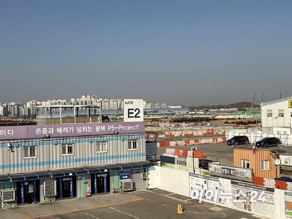 삼성전자가 ‘통합 메가 팹’으로 구축 중인 평택 P5 공사 부지. [사진=권서아 기자]