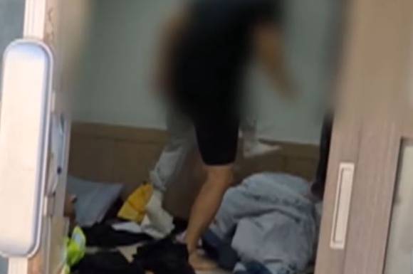 강원도 양양군 한 7급 공무원이 환경미화원들에게 폭행 등 갑질을 일삼았다는 의혹이 제기되자 경찰이 수사에 나섰다. 사진은 해당 공무원이 환경미화원을 발로 밟는 것으로 추정되는 모습. [사진=MBC 보도화면 캡처]