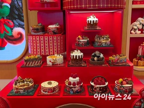 배스킨라빈스가 24일 공개한 2025 크리스마스 케이크. [사진=구서윤 기자]