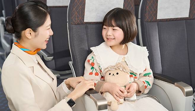 제주항공 어린이 안심 케어 서비스 이용 장면. 출발부터 도착까지 전담 승무원이 어린이 승객을 상시 살피면서 이동을 돕는다. (제주항공 제공)