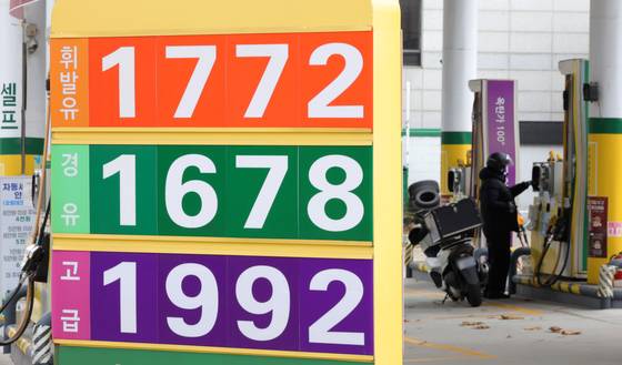 한국석유공사에 따르면 국내 주유소 휘발유·경유 가격이 4주 연속 상승했다. 23일 서울시내의 한 주유소에 유가 정보가 표시돼 있다. [뉴시스]