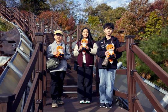 박건우(경기도 판교초 5)·김민영(충북 충북여중 1)·변우빈(경기도 화남초 6·왼쪽부터) 학생기자가 국립공원야생생물보전원 중부보전센터 여우생태관찰원을 찾아 우리나라 여우에 대해 알아봤다.