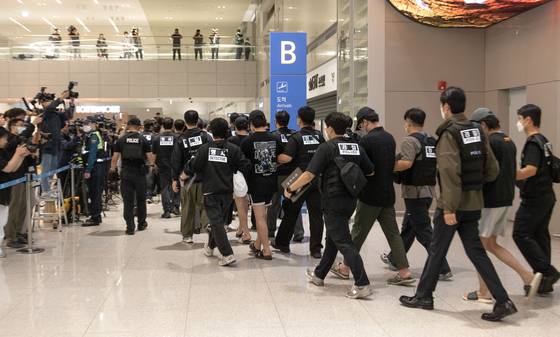 캄보디아에서 사기에 가담해 구금됐던 한국인이 지난달 18일 인천국제공항 제2터미널을 통해 송환되는 모습. 연합뉴스