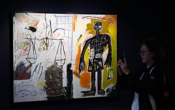 서울 동대문디자인플라자(DDP)에서 열리고 있는 바스키아 특별전에 걸린 '무제(검은 인물)'. 리움미술관 소장품이다. 김종호 기자