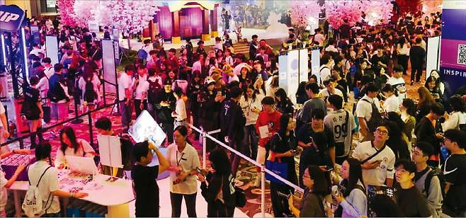 인천 운서동 인스파이어 아레나에서 지난 7월 열린 e스포츠 행사 ‘LCK 로드쇼’ 현장이 방문객으로 붐비고 있다.  인스파이어 제공