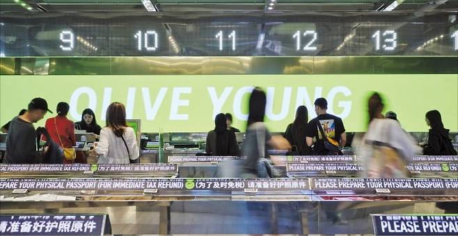 외국인 관광객들이 올리브영 서울 명동 타운점에서 쇼핑을 하고 있다.  사진=CJ올리브영 제공