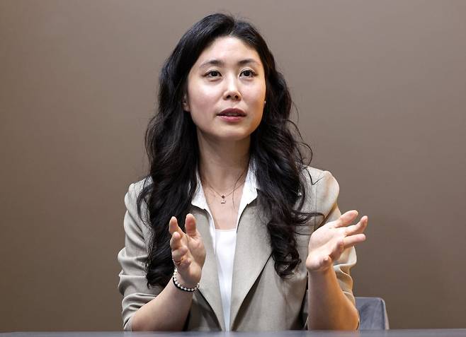 서울 종로구 메리츠증권 광화문 프리미어센터에서 신지영 1지점장이 한국경제신문과 인터뷰를 하고 있다. 문경덕 기자