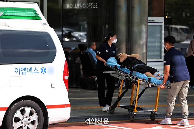 서울 종로구 서울대학교 병원에서 한 환자가 구급차로 이송되고 있다. 조태형 기자