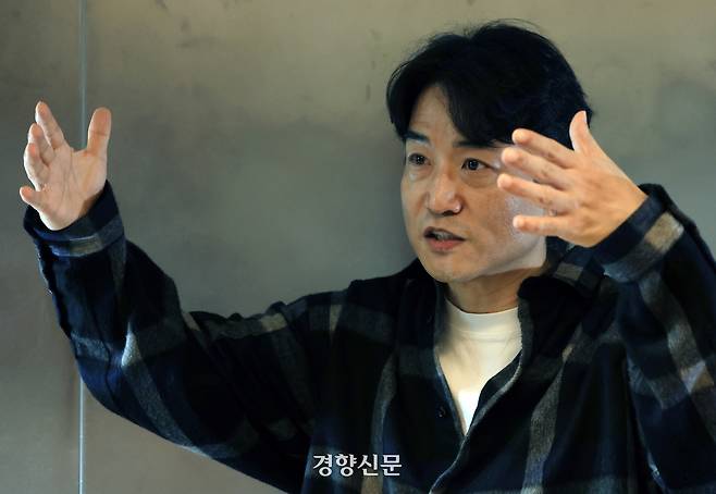 <저스트 메이크업>, <흑백요리사> 등을 기획한 윤현준 스튜디오슬램 대표가 20일 서울 상암동의 한 카페에서 경향신문과 인터뷰하고 있다. 서성일 선임기자