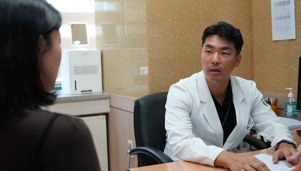 김은택 고신대복음병원 산부인과 교수가 환자를 진료하고 있다. 고신대복음병원 제공