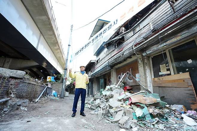 Seongbuk-gu Mayor Lee Seung-ro inspects a demolition site in the area known as Miari Texas on Monday. (Seongbuk-gu Office)