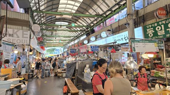 The picture shows Gwangjang Market in central Seoul. [JOONGANG ILBO]
