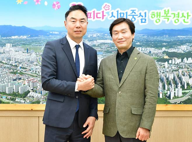 경산시가 올 한 해 총 5310억원 투자유치 쾌거를 거뒀다. 사진은 조현일(오른쪽) 경산시장과 정지영 현대백화점 사장이 환담 뒤 기념촬영을 하는 모습. 경산시청 제공
