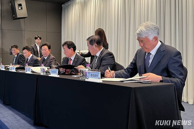 강원 남부권 6개 시군은 24일 &nbsp;‘제7차 공항개발 종합계획, 원주(횡성)공항의 국제화 사업 반영’을 요청하는 공동 건의문을 채택했다. 윤수용 기자