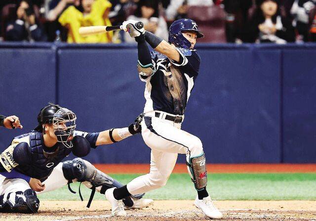 신민재는 올해 타격·수비·주루에서 모두 뛰어난 기량을 보여줬다. 사진은 지난 9일 서울 고척스카이돔에서 열린 ‘K-베이스볼 시리즈’ 체코전에서 1타점 적시타를 때리는 모습. 연합뉴스