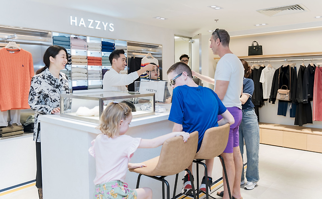 베트남 장띠엔 백화점의 헤지스 매장. [LF]