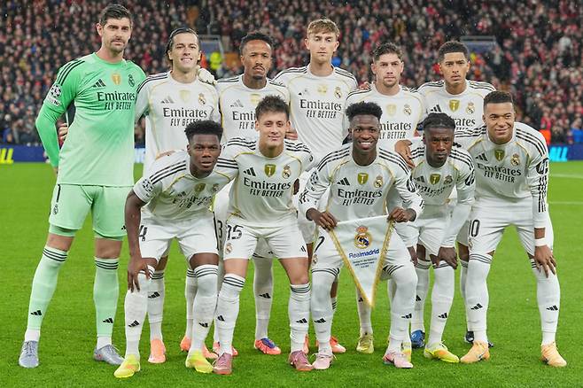 4일 영국 리버풀의 안필드에서 열린 2025~2026시즌 유럽축구연맹(UEFA) 챔피언스리그(UCL) 리그 페이즈 4차전 리버풀과 레알 마드리드 경기에서 레알 마드리드 선수들이 경기 전 사진촬영하고 있다. [AP 연합뉴스]