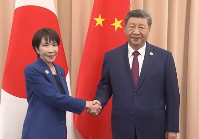 다카이치 사나에 일본 총리의 일명 '타이완 유사시' 벌언 이후 중일 관계가 냉각됐다. 사진은 지난달 31일 다카이치 일본 총리(왼쪽)와 시진핑 중국 국가주석이 경북 경주에서 열린 아시아태평양경제협력체(APEC) 정상회의에서 만나 악수하는 모습. /사진=뉴스1