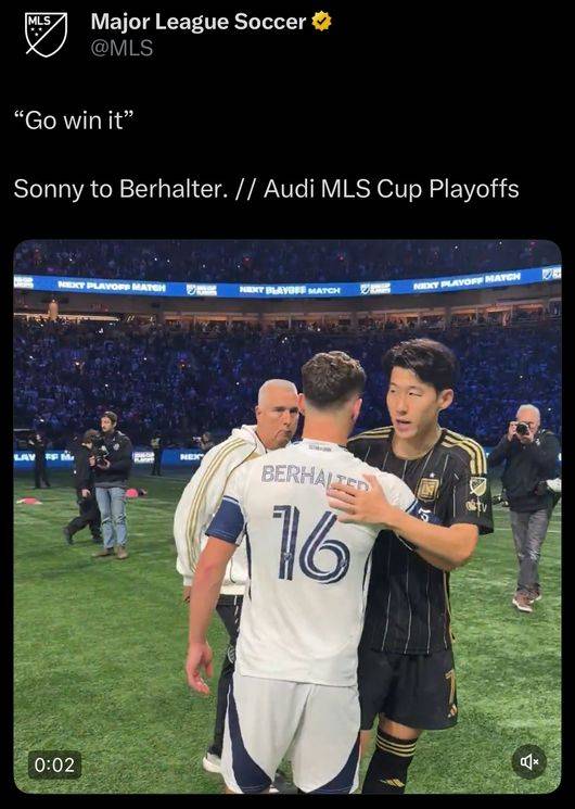 LA FC로 이적한 손흥민이 남다른 스포츠맨십으로 현지 팬들의 극찬을 받았다. 사진은 지난 23일(한국시각) 밴쿠버 화이트캡스와의 경기 패배 후 상대팀 선수에게 승리를 축하하는 손흥민. /사진=MLS 엑스 캡처