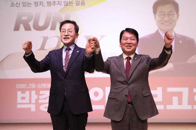 왼쪽부터 박종각 의원과 안철수 국회의원./사진=박종각 의원