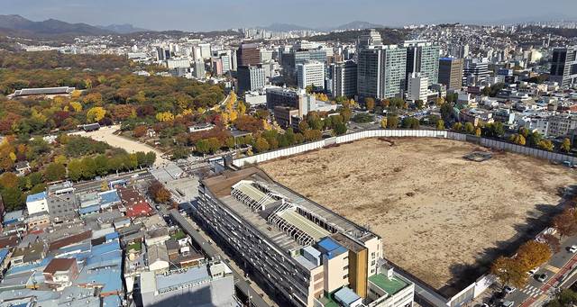 종묘 앞 고층 건물 개발 계획이 알려진 후 논란이 확산되고 있는 서울 종로구 세운4구역의 지난 11일 모습. 연합뉴스