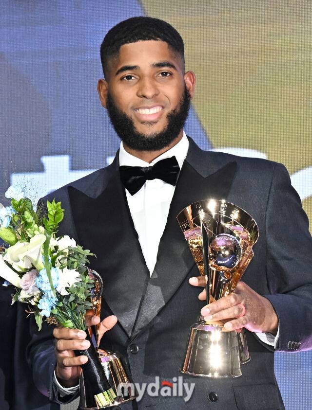 삼성 디아즈가 24일 오후 서울 잠실 롯데호텔 월드에서 진행된 '2025 KBO 시상식'에서 타자상 3관왕을 수상하고 있다. 'KBO 시상식'은 퓨처스리그 투·타 개인 부문별 1위 선수 시상을 시작으로 KBO 리그 투·타 개인 부문별 1위 선수, KBO 심판상, 각 포지션별 KBO 수비상, 신인상 및 MVP 시상으로 진행된다./잠실 = 송일섭 기자