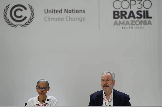 22일(현지시간) 브라질 벨렝에서 열린 제30차 유엔 기후변화협약 당사국총회(COP30) 폐막 기자회견에서 안드레 코헤아 두 라고(오른쪽) COP30 의장과 마리나 시우바(왼쪽) 브라질 환경부 장관이 정상회담 결과에 대해 기자회견을 진행했다.[연합=AP]
