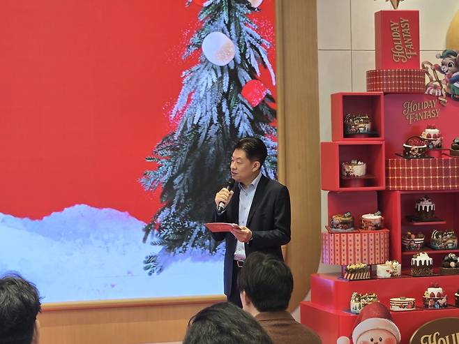 전진경 비알코리아 LAB 전무가 24일 서울 강남구 ‘워크샵 바이 배스킨라빈스’ 매장에서 2025 크리스마스 케이크를 설명하고 있다. 정석준 기자