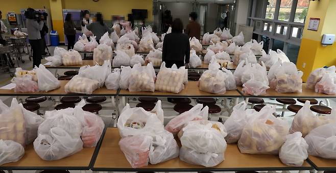 학교 비정규직 노동조합이 총파업에 들어간 20일 세종지역 학교·유치원 절반가량이 파업에 동참하면서 급식에 차질이 빚어졌다. 사진은 세종시 한 초등학교에서 대체 급식으로 제공한 빵과 음료수. [연합]