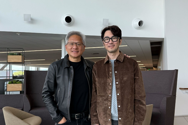 젠슨 황(왼쪽) 엔비디아 CEO와 김창한 크래프톤 대표가 기념 촬영을 하는 모습. [크래프톤 제공]