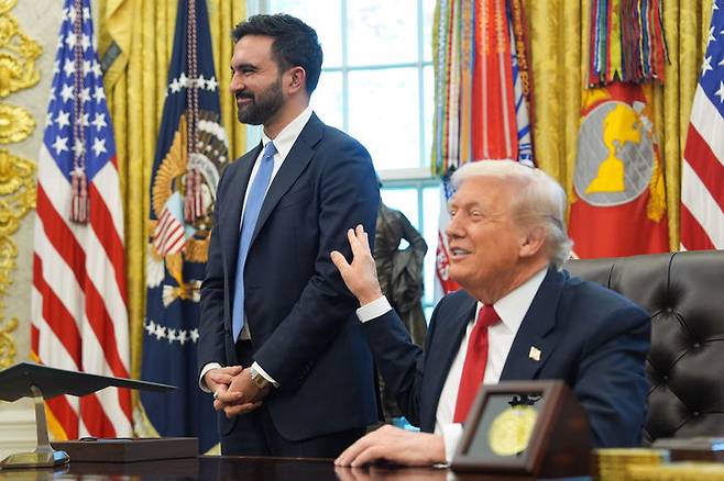 [워싱턴=AP/뉴시스] 도널드 트럼프 미국 대통령과 조란 맘다니 뉴욕시장 당선인 지난 21일(현지 시간) 미국 워싱턴DC 백악관 집무실에서 기자회견을 진행하며 미소 짓고 있다. 이날 회동이 화기애애하게 진행되자, 마가 진영에서 부정적인 평가가 나오고 있다. 2025.11.24.