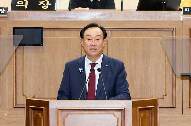 [통영=뉴시스] 신정철 기자= 천영기 통영시장은 24일, 제240회 통영시의회 제2차 정례회 제1차 본회의에서 시정 연설을 통해 시정 운영방향을 제시하고, 2025년 대비 442억 원이 중가한(5.48%) 8501억 원의 2026년도 예산안을 설명했다.사진은 천영기 시장의 시정연설 모습.(사진=통영시 제공).2025.11.24. photo@newsis.com *재판매 및 DB 금지