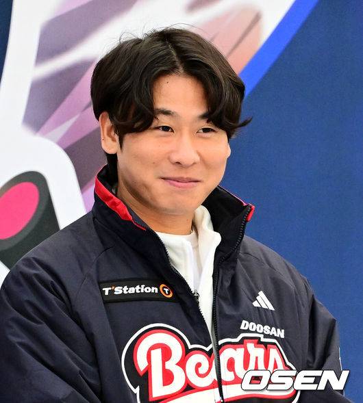 [OSEN=잠실, 지형준 기자] 프로야구 두산 베어스가 23일 오후 서울 잠실야구장에서 ‘2025 곰들의 모임’을 개최했다.곰들의 모임은 한 시즌 동안 변함없는 응원을 보내준 최강 10번타자 팬들에게 감사의 마음을 전하기 위해 마련된 팬 페스티벌이다.두산 박찬호가 무대에 올라 인사를 하고 있다. 2025.11.23 /jpnews@osen.co.kr