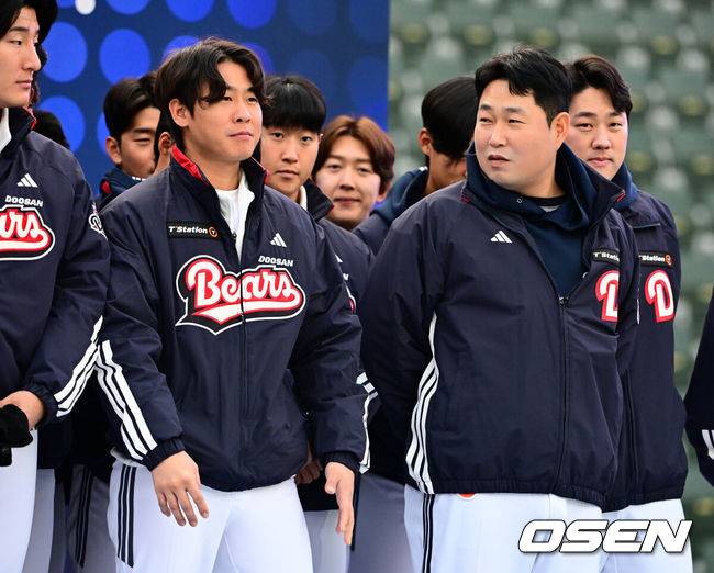 [OSEN=잠실, 지형준 기자] 프로야구 두산 베어스가 23일 오후 서울 잠실야구장에서 ‘2025&nbsp;곰들의 모임’을 개최했다.곰들의 모임은 한 시즌 동안 변함없는 응원을 보내준 최강&nbsp;10번타자 팬들에게 감사의 마음을 전하기 위해 마련된 팬 페스티벌이다.박찬호, 양의지가 이야기를 나누고 있다. 2025.11.23 /jpnews@osen.co.kr