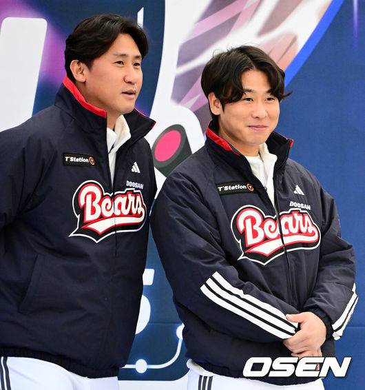[OSEN=잠실, 지형준 기자] 프로야구 두산 베어스가 23일 오후 서울 잠실야구장에서 ‘2025&nbsp;곰들의 모임’을 개최했다.곰들의 모임은 한 시즌 동안 변함없는 응원을 보내준 최강&nbsp;10번타자 팬들에게 감사의 마음을 전하기 위해 마련된 팬 페스티벌이다.신입 선수 이용찬, 박찬호가 무대에 올라 인사를 하고 있다. 2025.11.23 /jpnews@osen.co.kr