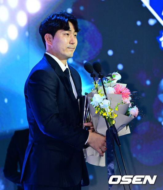 [OSEN=지형준 기자] 24일 오후 서울 잠실 롯데호텔 월드 크리스탈볼룸에서 ‘2025 신한 SOL뱅크 KBO 시상식’이 열렸다.KBO 시상식에서 가장 관심을 모으는 것은 단연 MVP 수상자다. 올해 MVP 레이스는 한화 코디 폰세와 삼성 르윈 디아즈의 2파전이다.&nbsp;퓨처스리그 남부리그 평균자책점상, 승리상을 수상한 KT 조이현이 소감을 말하고 있다. 2025.11.24 /jpnews@osen.co.kr