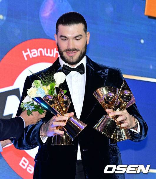 [OSEN=지형준 기자] 24일 오후 서울 잠실 롯데호텔 월드 크리스탈볼룸에서 ‘2025 신한 SOL뱅크 KBO 시상식’이 열렸다.KBO 시상식에서 가장 관심을 모으는 것은 단연 MVP 수상자다. 올해 MVP 레이스는 한화 코디 폰세와 삼성 르윈 디아즈의 2파전이다.&nbsp;KBO 평균자책점, 승리, 탈삼진, 승률상을 수상한 한화 폰세가 트로피를 건네 받고 있다. 2025.11.24 /jpnews@osen.co.kr