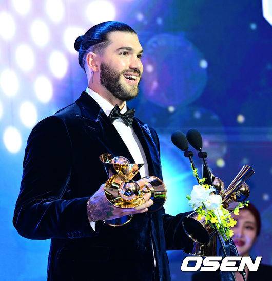 [OSEN=지형준 기자] 24일 오후 서울 잠실 롯데호텔 월드 크리스탈볼룸에서 ‘2025 신한 SOL뱅크 KBO 시상식’이 열렸다.KBO 시상식에서 가장 관심을 모으는 것은 단연 MVP 수상자다. 올해 MVP 레이스는 한화 코디 폰세와 삼성 르윈 디아즈의 2파전이다. KBO 평균자책점, 승리, 탈삼진, 승률상을 수상한 한화 폰세가 소감을 말하고 있다. 2025.11.24 /jpnews@osen.co.kr