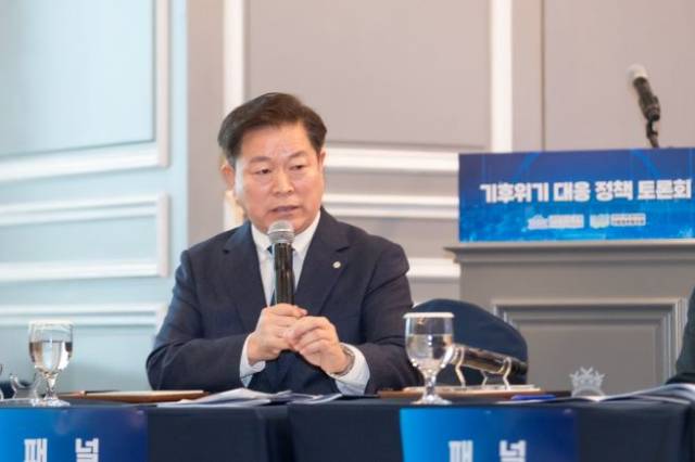 ▲박승원 광명시장이 24일 서울 여의도 켄싱턴호텔에서 열린 ‘국가와 지방이 함께하는 탄소중립 실현, 기후위기 대응 정책 토론회’에서 지방정부 기후 분권의 필요성에 대해 발언을 하고 있다. ⓒ광명시