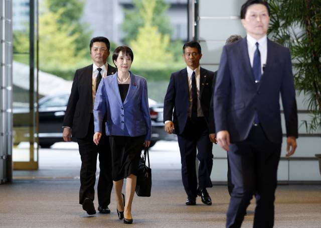 다카이치 사나에 일본 총리가 지난달 21일 총리 지명 후 처음 총리 관저로 들어서고 있다. 왼손에 든 가방은 이후 ‘사나에 백’으로 불리며 화제를 모았고, 주문이 쇄도했다./EPA연합뉴스