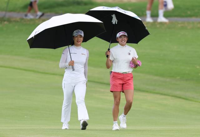 롯데 챔피언십에서 동반라운드를 하고 있는 윤이나(왼쪽)와 이와이 치사토. 사진 제공=대홍 기획