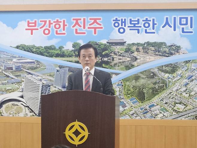 조규일 진주시장이 21일 시청 브리핑룸에서 2026년도 예산안을 설명하고 있다. ⓒ시사저널 김대광