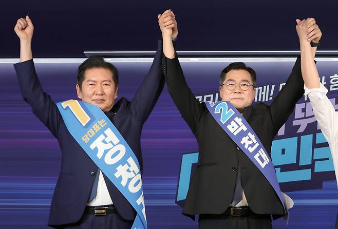 더불어민주당 정청래·박찬대(오른쪽) 당시 당대표 후보가 7월20일 서울 여의도 당사에서 열린 8·2 전당대회 순회 경선 영남권 합동연설회에서 손을 맞잡고 있다. ⓒ연합뉴스