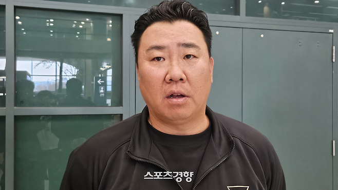 이범호 KIA 감독이 오키나와 마무리캠프를 마치고 24일 인천공항으로 귀국해 인터뷰하고 있다.