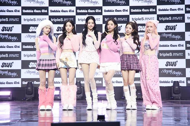 트리플에스 미소녀즈 ‘선’팀이 24일 서울 용산구 블루스퀘어에서 진행된 첫 앨범 ‘비욘드 뷰티’ 쇼케이스에서 포즈를 취하고 있다. 모드하우스 제공