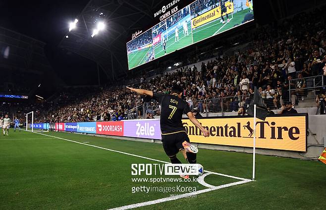 ▲ 경기 막판 드라마를 손흥민이 또 만들었다. 후반 추가시간 9분이 주어진 가운데 상대 트리스탄 블랙먼의 퇴장으로 프리킥이 선언됐다. 위치는 열흘 전 한국 대표팀 경기에서 손흥민이 볼리비아를 상대로 직접 넣었던 지점이었다. 그리고 보란듯이 또 성공했다.