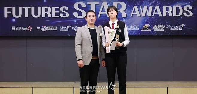 배구 부문 미래스타상 수상자 박서윤(중앙여고1)이 24일 서울 중구 프레스센터에서 진행된 '2025 퓨처스 스타대상' 시상식에 참석해 수상한 뒤 최태웅 대한배구협회 유소년 이사와 기념촬영을 하고 있다.  올해로 4회째를 맞는 '2025 퓨처스 스타대상(스타뉴스 주최·주관, 대한체육회, 국민체육진흥공단, 대한야구소프트볼협회, 대한민국농구협회, 대한배구협회, 골드볼파크, 크로커다일 캐리어, 한국스포츠레저주식회사 후원)'은 한국 스포츠 발전과 아마추어 체육 활성화에 기여하고자 종목별로 한 해 동안 가장 뛰어난 활약을 보인 고교 선수를  선정하고 잠재력이 돋보이는 유망주를 격려하기 위해 고교 저학년 선수를 발굴해 시상하는 행사이다. /2025.11.24 /사진=김휘선 기자